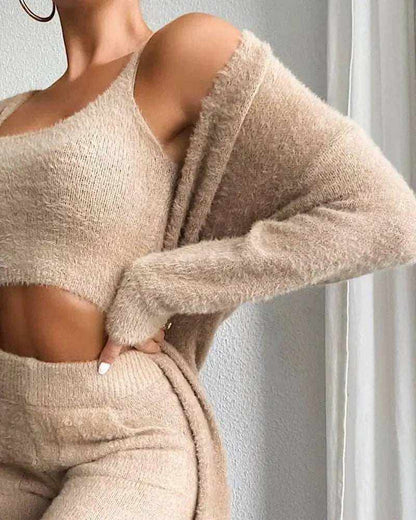 Women’s 3-piece fuzzy fleece loungewear set made of ultra-soft fabric for cozy comfort and style